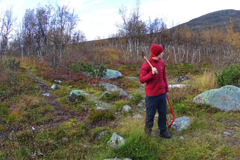 Holzhacken-nordkalottleden-feuerholz-wald-trekking