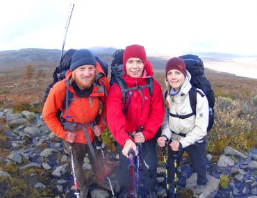 Drei Wanderer mit Muetze beim Trekking
