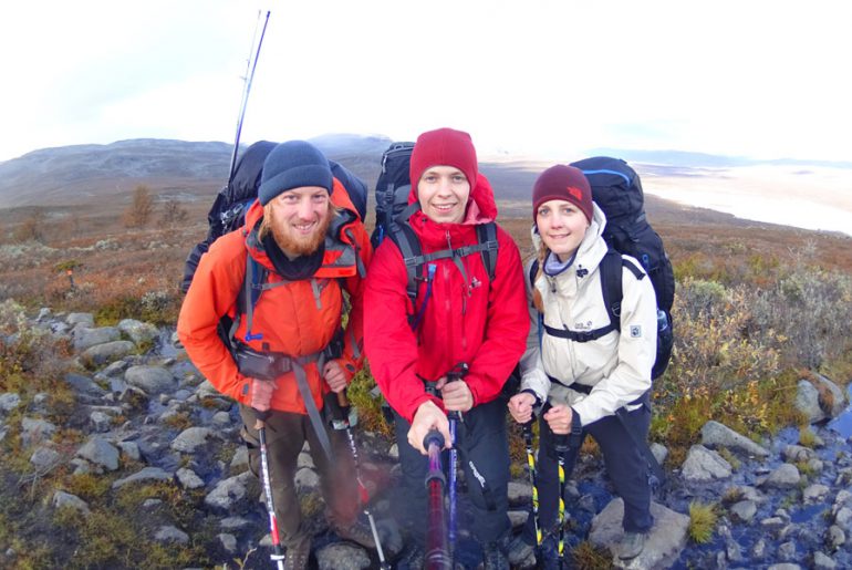 Drei Wanderer mit Muetze beim Trekking